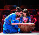 组图：杨丽萍外甥女小彩旗素颜 吐舌可爱大笑