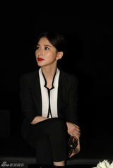 组图：熊乃瑾中性装扮出席活动干练帅气