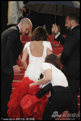 组图：《爱》戛纳首映 科尔白底红尾裙别具一格