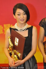 幻灯：周迅蒋雯丽同获金鸡影后 与影帝吴刚共举奖杯