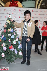 组图：林嘉欣阔身衫孕味浓 曹格恨收女儿亲织衣衫