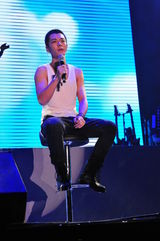 组图：王栎鑫个唱感动落幕 众星捧场圆五年音乐梦