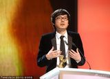 组图：《白日焰火》导演刁亦男登台领金熊奖