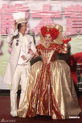 组图：日韩艺人齐登小巨蛋 张小燕庾澄庆造型大PK