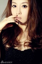 组图：于艾熙小洋装秀美肩 散发成熟女性性感魅力