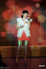 组图：王祖蓝与官恩娜张敬轩献演配合太空主题