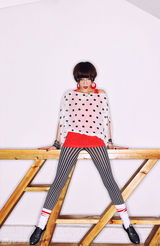 组图：夕又米街拍秀波点蝙蝠袖雪纺衫