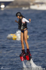 组图：25岁罗紫琳现身莱昂纳多游艇派对