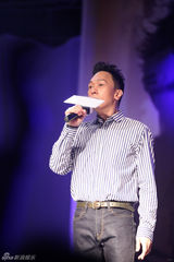 组图：黄家强内地歌迷见面会怀念家驹