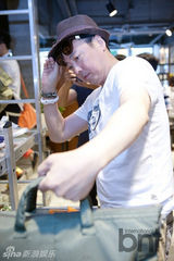 组图：尹施允李玹雨等众韩星为潮牌店站台