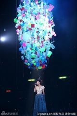 组图：黄伟文作品展开唱 陈奕迅拄拐演唱助阵