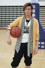 组图：陈楚河现身大学校园 和粉丝篮球赛