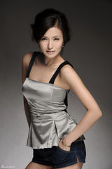 组图：“欣贵人”万美汐推写真 性感露背