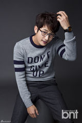 组图：朴施厚曝新年首批写真 休闲调皮抢眼球