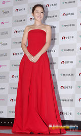 组图：严志媛红色抹胸裙亮相 妩媚风情秀美乳