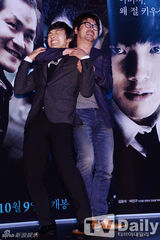 组图：吕珍九金允锡宣传《华颐》互动欢乐