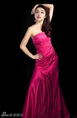 组图：陈美行圆润身材性感 演绎魅惑风情