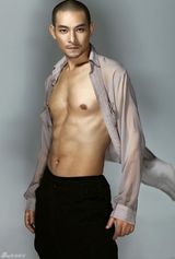 组图：《子弹》老四杜奕衡香港时尚大片 秀健硕腹肌