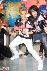 组图：任贤齐欲包岛补婚礼 感谢女友一路相陪