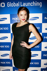 组图：乐基儿黑色短裙秀性感美腿 否认吸毒减压