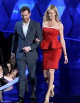 组图：MTV电影奖现场 法斯宾德熊抱塞隆