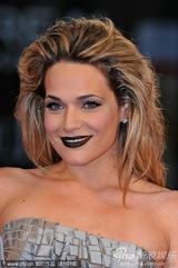 高清图：《在某处》首映  小范宁 露肩蓝裙宛若精灵