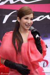 组图：萧亚轩寒风中短裙做代言 自曝初恋对象