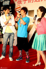 幻灯图：“孩子的选择”盛典大张伟开心过六一