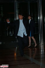 组图：晶刚香港婚礼 成龙休闲西装现身大气招呼媒体