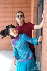 组图：哈文晒全家福 李咏扮帅爸女儿俏丽