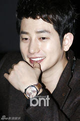 组图：朴施厚与粉丝共同收看《清潭洞》大结局