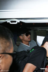 组图：郭富城白发造型抵台 亲切会歌迷反拍粉丝