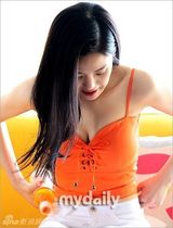 组图：清纯韩星李侑菲拍广告 穿吊带装秀事业线