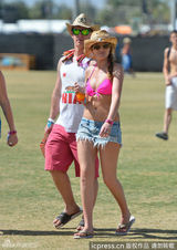 组图：加州音乐节比基尼辣妹抢眼 情侣激情热吻