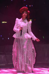 组图：郑伊健开唱秀肌肉与女模热舞 蒙嘉慧现身支持