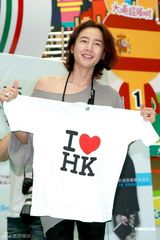 幻灯图：张根锡香港会影迷 中性露肩衫显魅惑