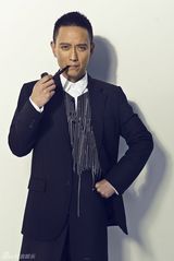 组图：谢君豪绅士写真 俊朗西装显成熟稳重