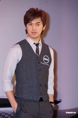 组图：陈柏霖视频聊天维系感情 工作中过白色情人节