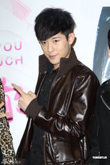 组图：周汤豪豹纹装现身签唱获师兄友情助阵