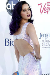 组图：凯蒂-佩里华服亮相公告牌音乐奖