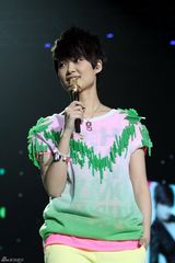 幻灯组图：李宇春南京个唱落幕 谢霆锋现场失控落泪