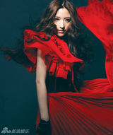 组图：潘辰新专辑造型曝光 红色百褶裙展露大气