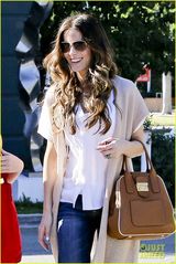 组图：凯特-贝金赛尔全家出游 女儿兔牙可爱青春靓丽