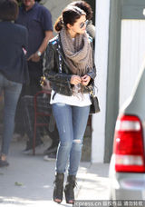 组图：赛琳娜与63岁大叔谈笑风生 痛甩比伯阴影