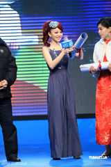 幻灯图：张韶涵扮熟女进乐园 为孩子阐述世博精神