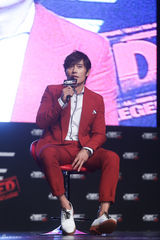 高清组图：李秉宪穿大红正装宣传《赤焰2》