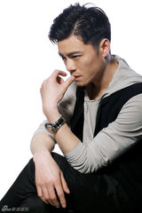 组图：唐以诺简约休闲写真 率性展现男儿本色