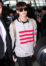 组图：神起SJ少时等SM家族赴印尼开唱亮相机场