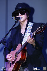 组图：亚洲辣妹组合Blush出道展华丽舞台