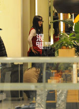 组图：张静初时髦打扮与闺蜜商场血拼